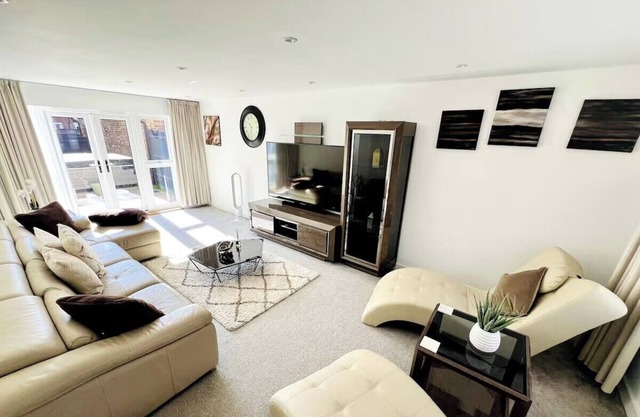 Horley Hideaway - 4 Bedroom House- Sleeps 7