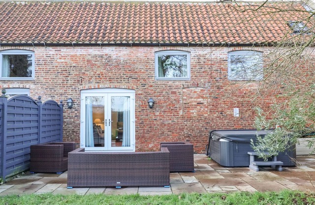 HORNINGTON LODGE, romantic, with hot tub in Tadcaster