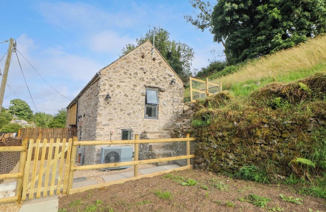 HORSEDALE BARN, pet friendly, character holiday cottage in Bonsall