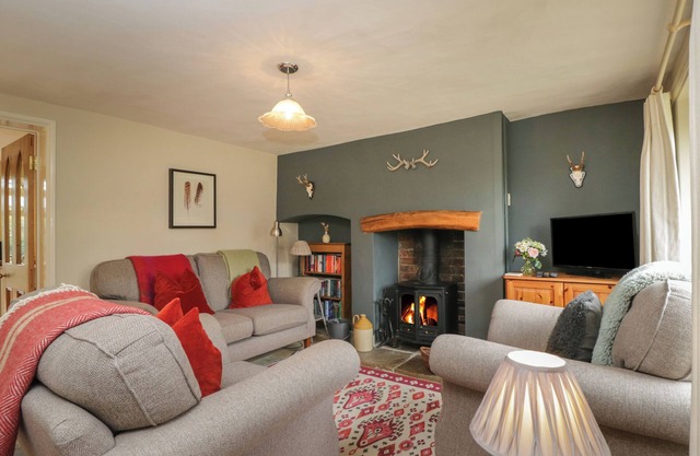 HORSESHOE COTTAGE, pet friendly, with open fire in Hook Norton