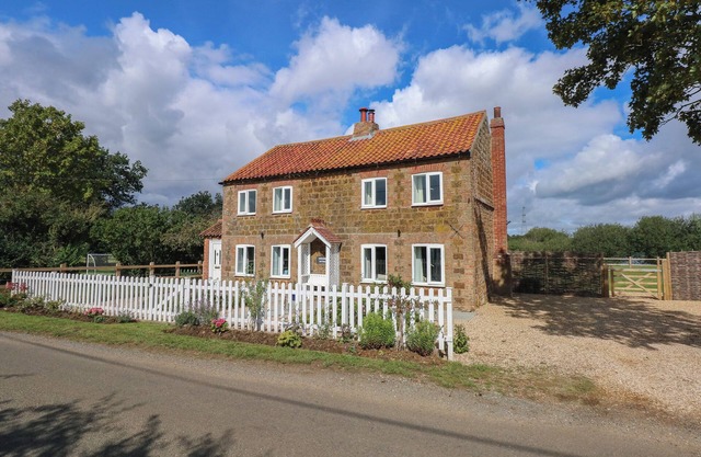 HORSESHOE COTTAGE, pet friendly, character holiday cottage in Pentney