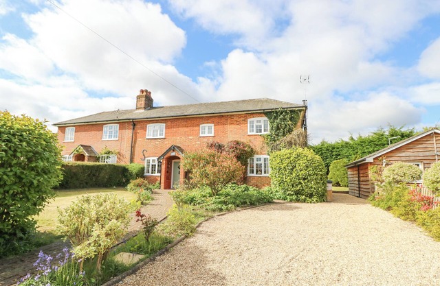 HORSESHOE COTTAGE, pet friendly, with open fire in West Tytherley