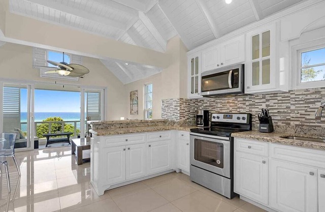 Hospitality Expert F32: Beach front, Pool & Chef