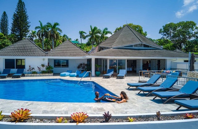 Hospitality Expert Nianna Eden: 7BR, Pools, Beach