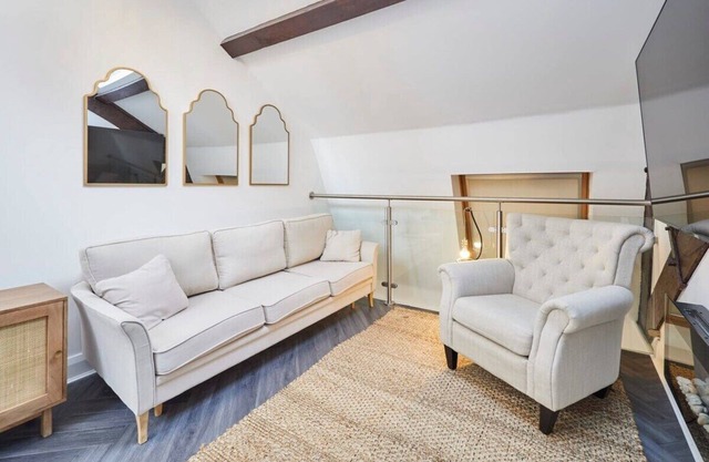 Host & Stay | Queen Square Hideaway