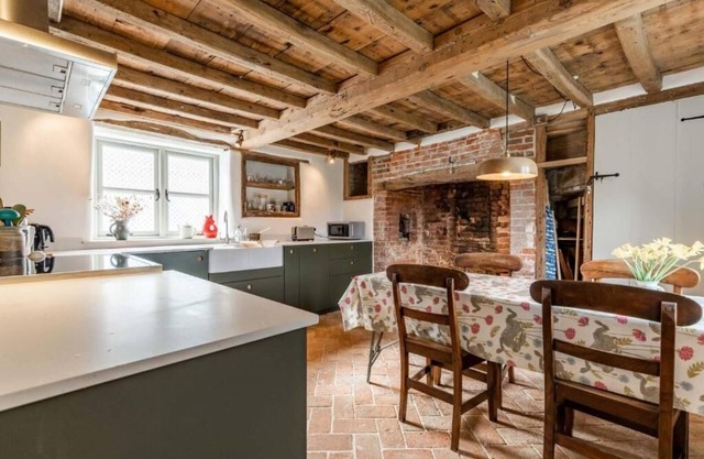 Host & Stay | White End