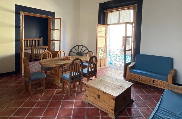 Hostal de 4 Habitaciones Sencillas con dos Baños en Planta Alta