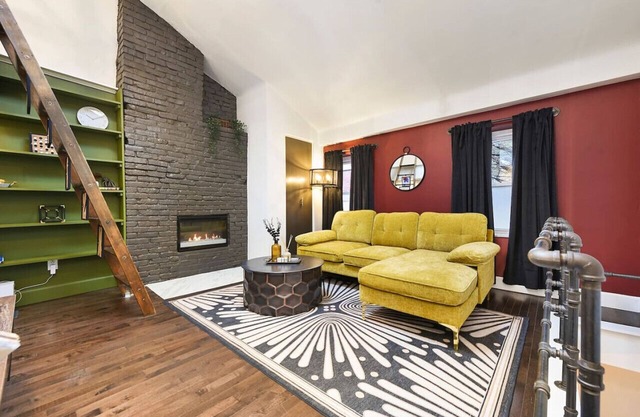 ★ HostWise Stays ★ King Bed Carriage House in Mexican War Streets
