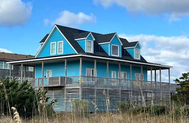 Hot Tub/5 BR/4.5 Bath/Steps to the beach