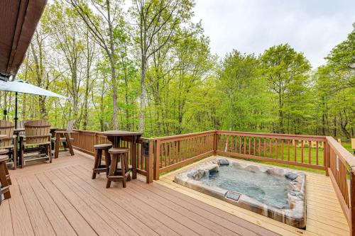 Hot Tub and Fire Pit Albrightsville Log Cabin!