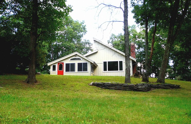Hot Tub and Fireplace, Private Setting -Woodstock, NY