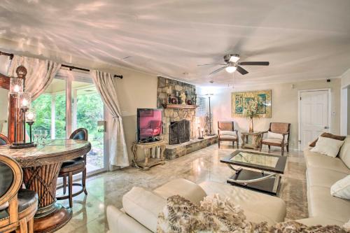 Hot Tub and Yard Spacious Hot Springs Home!