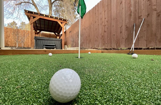 ~Hot Tub~Bocce~Putting Green~King Bed~Modern Construction