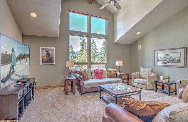 Hot Tub + Close to Downtown + Pet Friendly - Lazy Bear