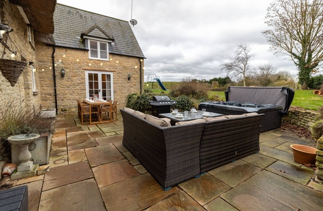 Hot Tub Family Getaway Peaceful Escape