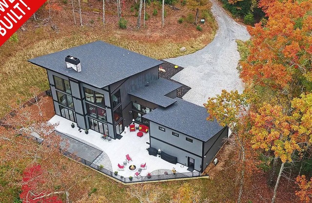 Hot Tub, Fenced Patio & Yard, Handicap Accessible, 2-Car Garage, Bocce Ball