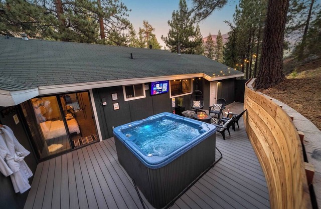 Hot tub, fire pit, 6 min to beach & ski, sleeps 6