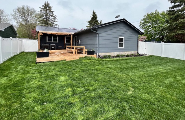 Hot Tub, Fire Pit on patio, Huge Cedar deck with outdoor TV, Fenced in back yard