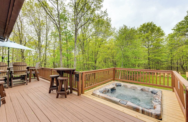 Hot Tub & Fire Pit: Albrightsville Log Cabin!