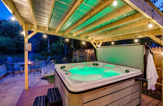 Hot Tub, Fire Pit—Walk to Notre Dame and Downtown