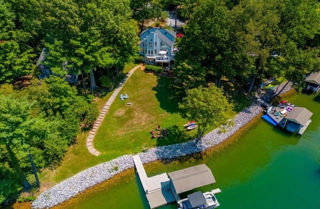 Hot Tub, Fireplace & Pet Friendly! Come Visit "Lake It or Knot"!