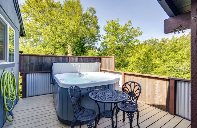 Hot Tub, Grill & Views: Waldport Getaway!