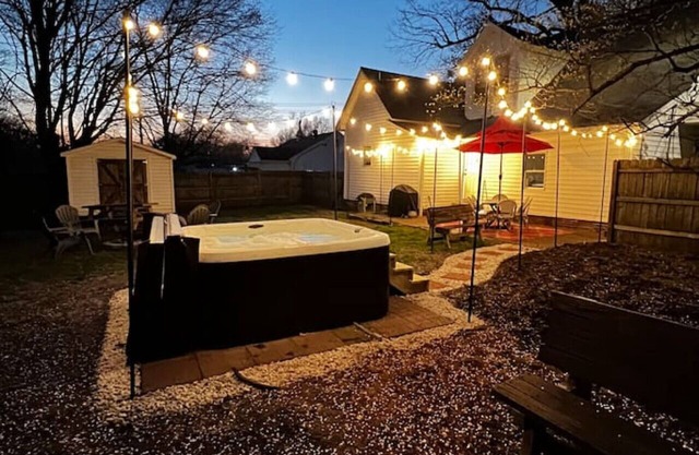 Hot tub heaven w/12 ft ceilings + stunning bath