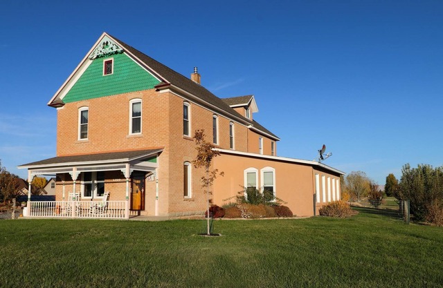 ***HOT TUB*** Historic Tilliview House ~ 3100 Sq Ft ~ 1 Acre ~ Heart Of Fruita !