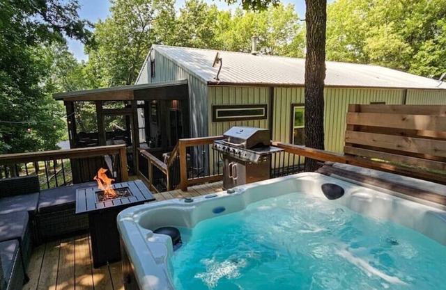 Hot Tub in the Woods, Fire Pit, Screened in Porch