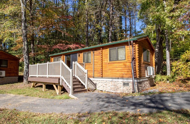 Hot Tub, Lake Access, Resort Amenities!