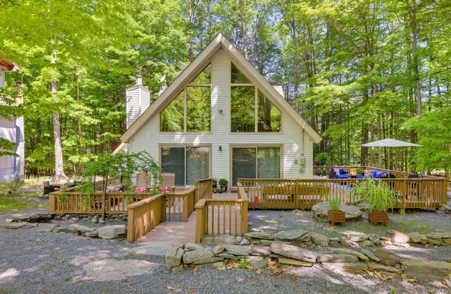 HOT TUB, Lakes, Pools, Beaches, Golf, Game Room & Endless Foliage, Dog friendly