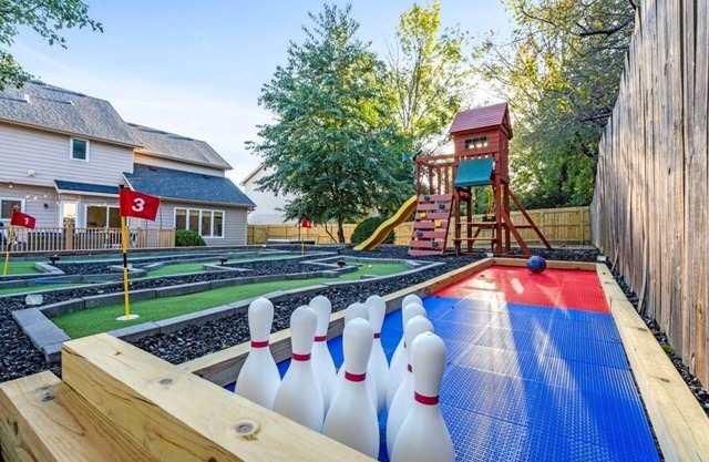 Hot Tub- Mini Golf- Movie Theater- Gym- Bowling- Huge Game Room