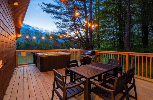 Hot Tub, Modern Design, Great Views!