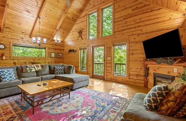Hot Tub & No Pet Fee - Beary Secluded - Small Family Cabin in Red River Gorge, Kentucky!