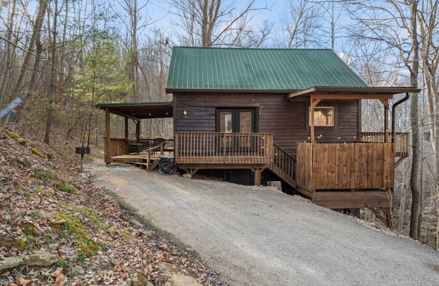 Hot Tub, No Pet Fee, Prime Location - Beary Cozy