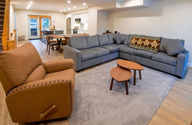 Hot tub | Open-Plan | Newly Renovated | Air-Conditioning