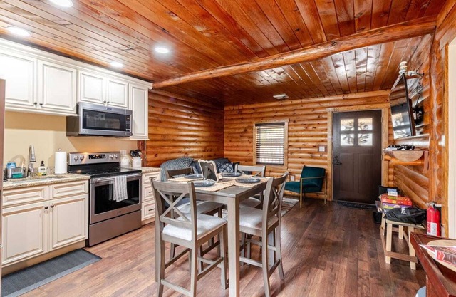HOT TUB, outdoor movie theater, coffee bar,Fire pit, BBQ, pavilion & LAKE VIEWS!