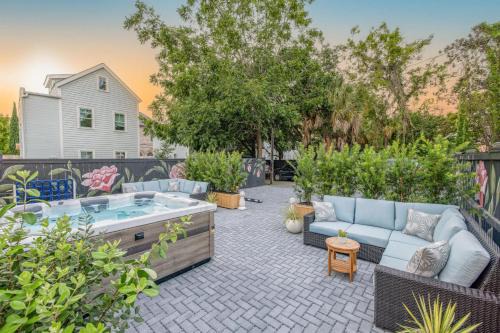 Hot tub & Parking - 3 Blocks to King