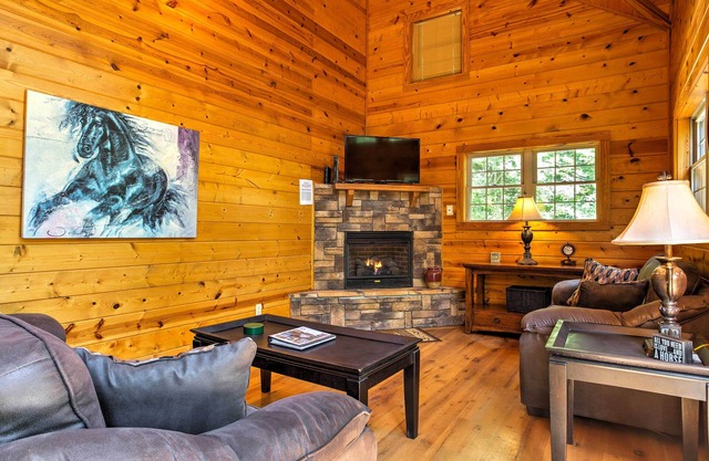 Hot Tub, Pet-Friendly, WiFi - ManeStay - Red River Gorge, Kentucky!