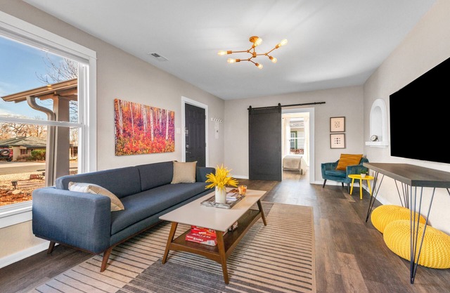 Hot tub, Quiet 3 Bedroom, Close to Downtown, WFH