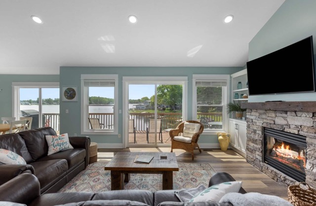 Hot Tub - Remodeled Canadian Lakes lakefront home with breathtaking sunsets! n