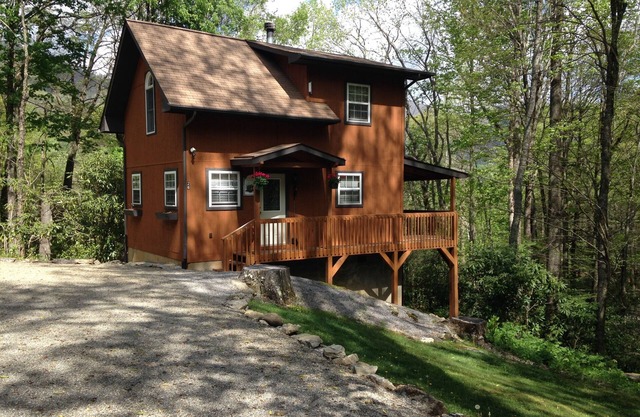 HOT TUB, VIEW, CREEK, WIFI, King Bed, JACUZZI IN MASTER BATH.