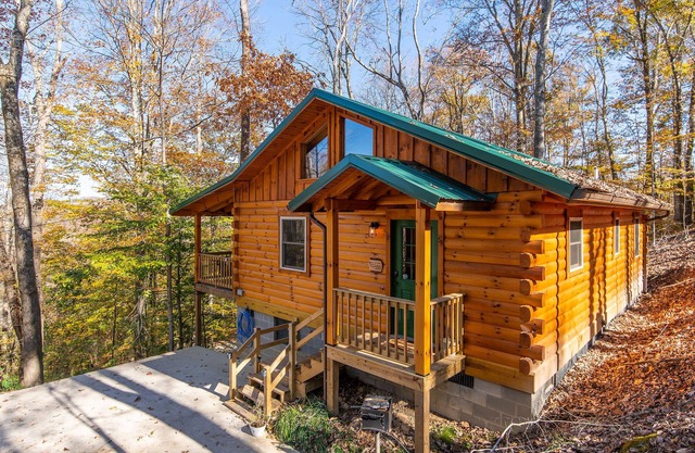 Hot Tub & WiFi - Family Log Cabin - Cozy Canopy - Red River Gorge, Kentucky!