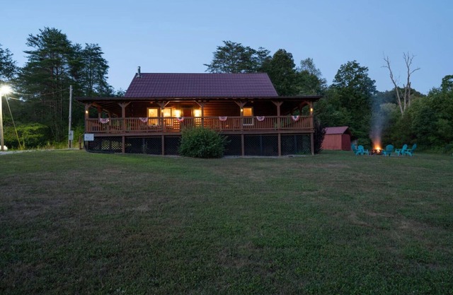 Hot Tub, WiFi, Firepit - HazelBrook Haven