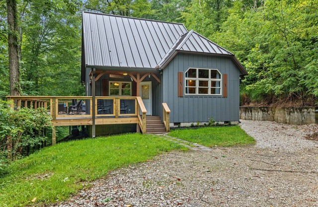 Hot Tub & WiFi - Intimate Cabin - Snuggle Inn - Red River Gorge, Kentucky!