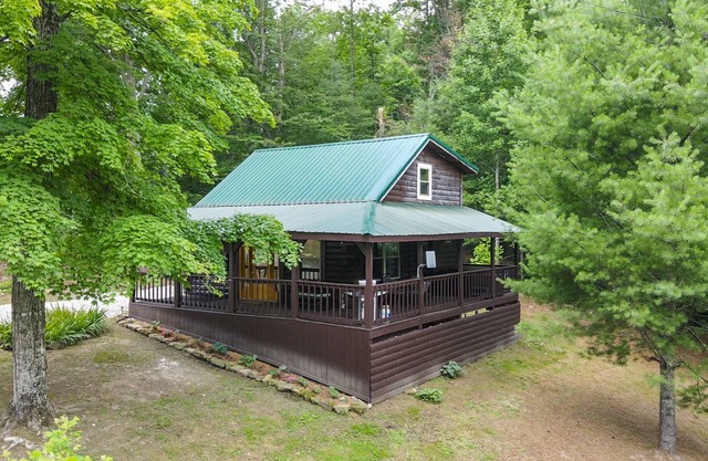 Hot Tub, WiFi & Pet-Friendly - Secluded Family Getaway - Pilot Point - Red River Gorge, Kentucky!