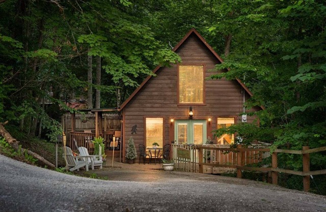 Hot Tub & WiFi - Romantic Hideaway - Wooded Retreat near Red River Gorge, Kentucky!