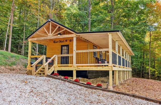 Hot Tub & WiFi - Small Family Cabin - Throw'n Shade - Wooded Retreat near Red River Gorge, Kentucky!