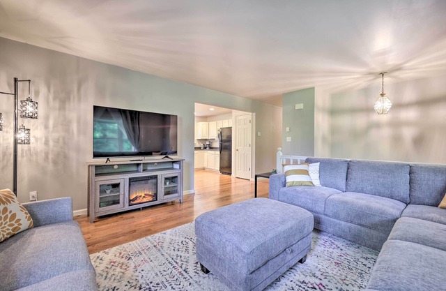 Hot Tub & Yard: Stroudsburg Home in Poconos