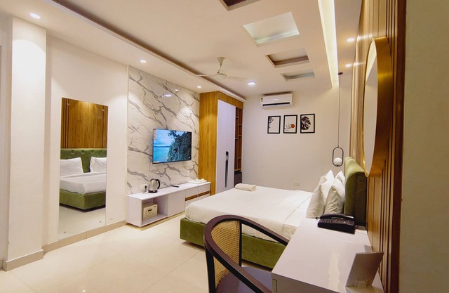 Hotel ELite Millennium City Gurgaon